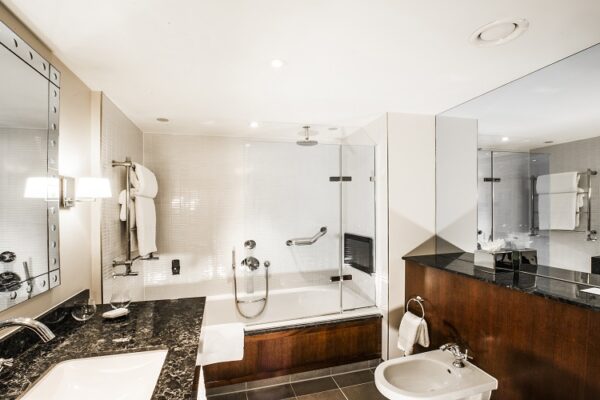 executive room bathroom